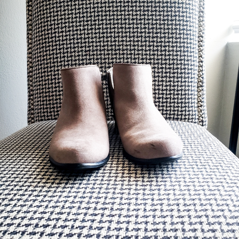 Light grey/brown boots